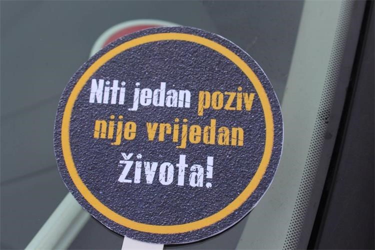 Slika /PU_SiM/AA NOVE Ilustracije/PROMET/Poziv nije vrijedan života.jpg